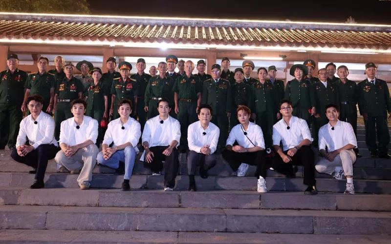 2 Ngày 1 Đêm chụp hình cùng các chiến sĩ