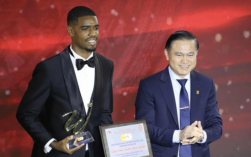 Alan Sebastiao Alexandre Nhận Giải Cầu Thủ Nước Ngoài Xuất Sắc Nhất
