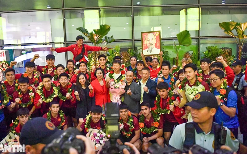 Không khí tại sân bay đón U22 Việt Nam