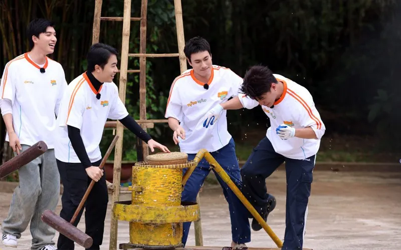 Cast trong trò chơi giã gạo