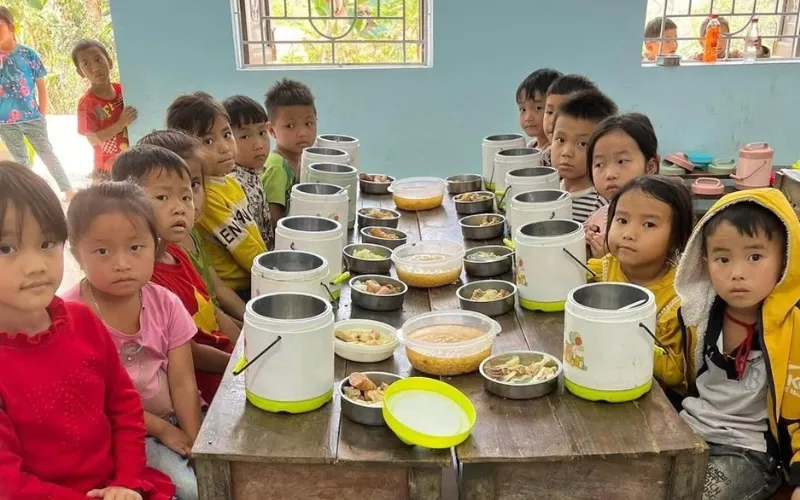 Bữa ăn của trẻ em vùng cao từ dự án Nuôi Em