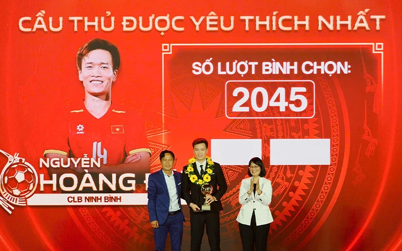 Hoàng Đức nhận giải Quả Bóng Vàng Việt Nam 2025