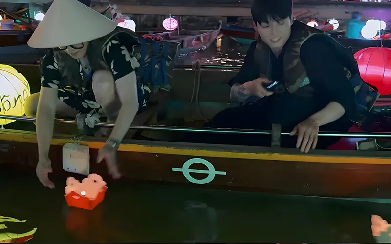 BTS thả đèn hoa đăng tại Hội An