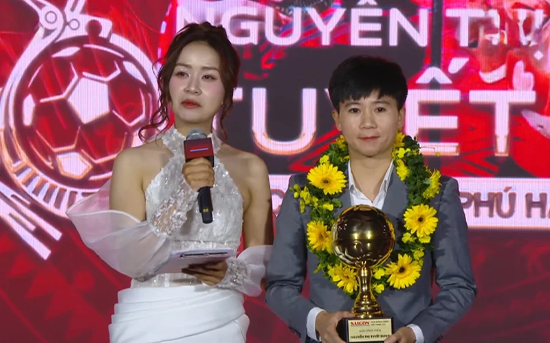Nguyễn Thị Tuyết Dung nhận giải Cầu Thủ Cống Hiến Lần Cuối