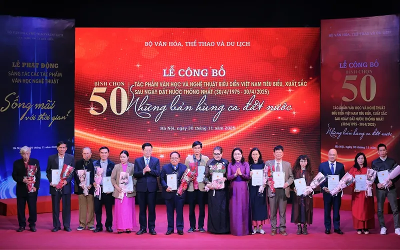 Nhà Văn Bảo Ninh nhận giải (Người ngoài cùng bên trái)