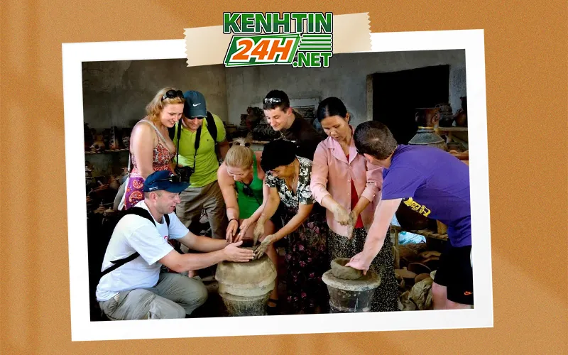 Khách du lịch tham quan làng gốm Bàu Trúc