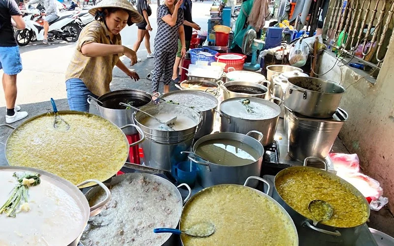 Không Gian Sống Động Của Quán Chè