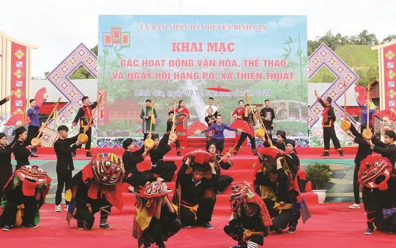 Đội múa sư tử mèo của thôn Nà Tèo biểu diễn tại Ngày hội Háng Pò năm 2024