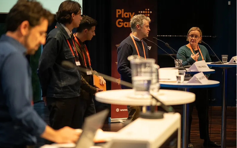 Tố Cáo Vi Phạm Trung Lập Chính Trị