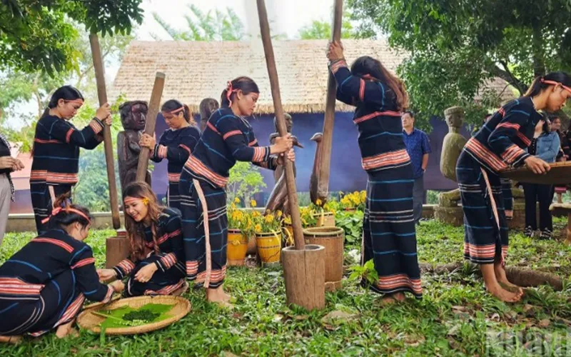 Âm Nhạc và Hình Ảnh Truyền Thống