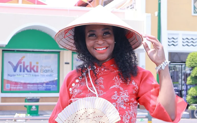 Hành Trình Đầu Tiên Đến Việt Nam