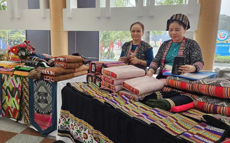 Sáng tạo sản phẩm mới từ thổ cẩm